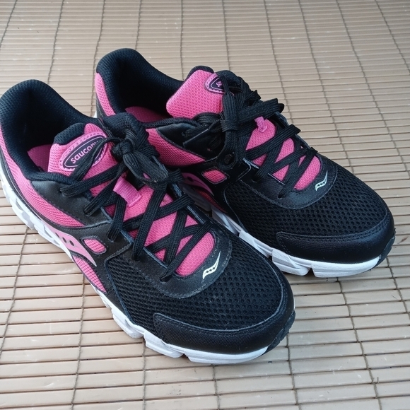 Saucony "Vortex" women's red black athletic shoe sz EU 38, US 7.5, US Youth 6. 3 - Picture 1 of 9